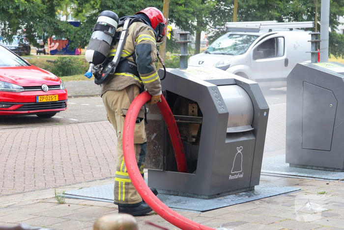 Brand in ondergrondse afvalcontainer geblust