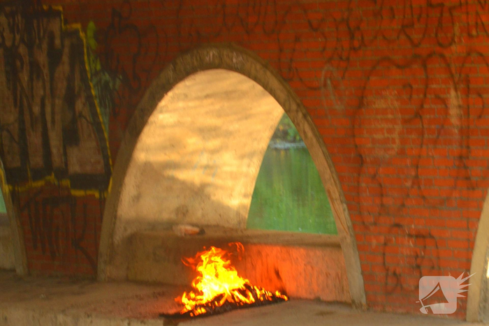 Brandweer blust brand onder brug
