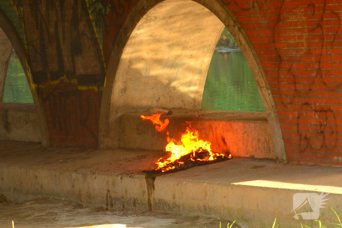 Brandweer blust brand onder brug
