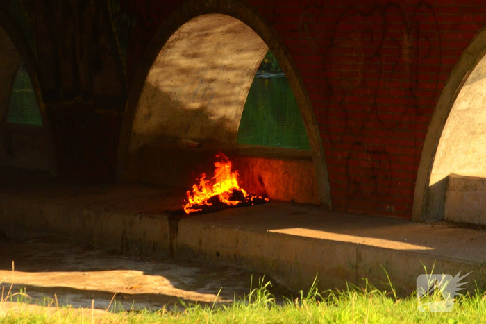 Brandweer blust brand onder brug