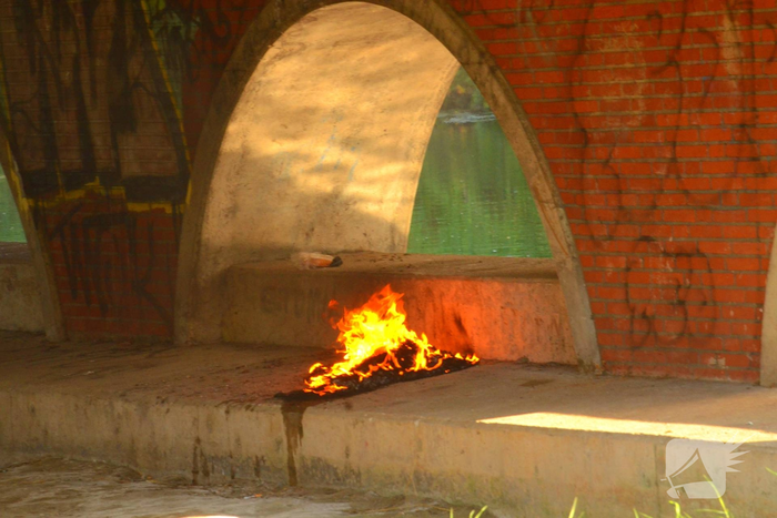 Brandweer blust brand onder brug