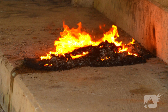 Brandweer blust brand onder brug