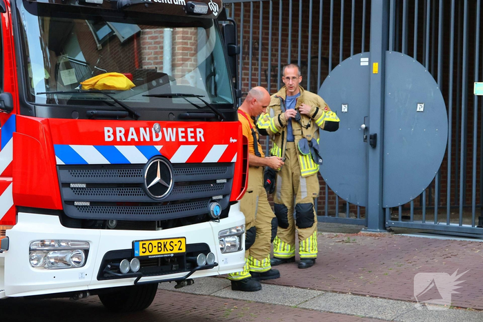 Brandweer verricht metingen na melding gaslucht