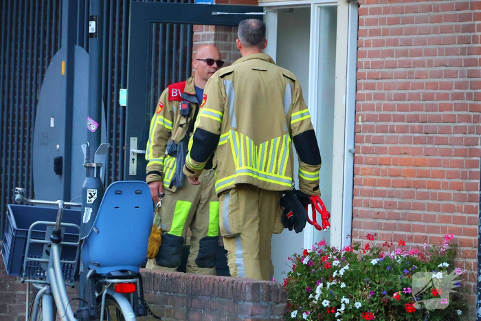 Brandweer verricht metingen na melding gaslucht