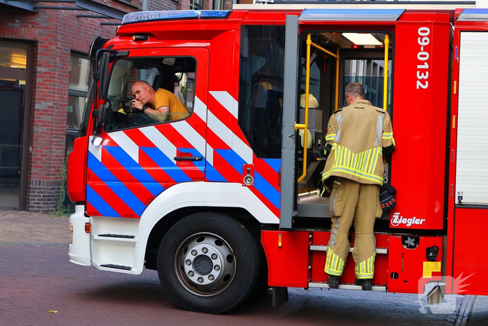 Brandweer verricht metingen na melding gaslucht