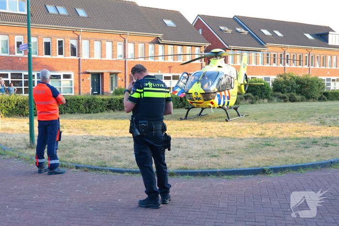 Traumahelikopter landt voor medische noodsituatie in woning