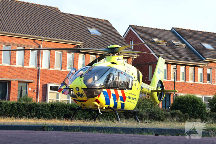 Traumahelikopter landt voor medische noodsituatie in woning