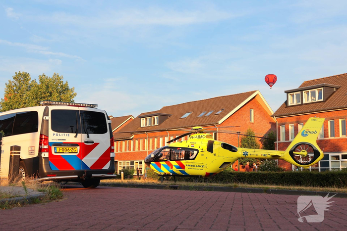 Traumahelikopter landt voor medische noodsituatie in woning