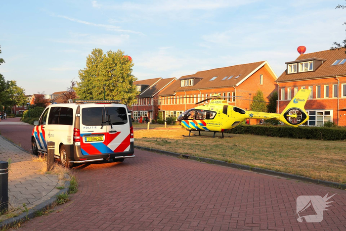 Traumahelikopter landt voor medische noodsituatie in woning