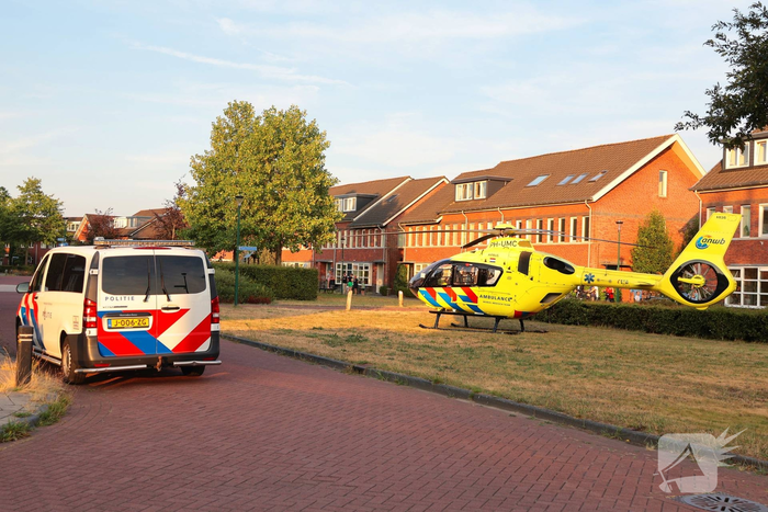 Traumahelikopter landt voor medische noodsituatie in woning