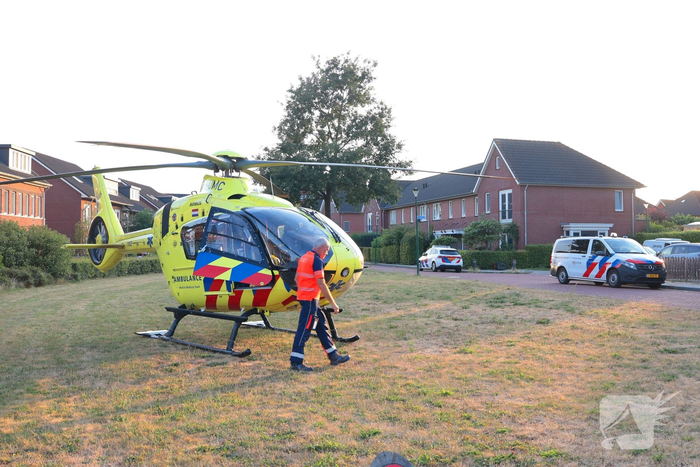 Traumahelikopter landt voor medische noodsituatie in woning