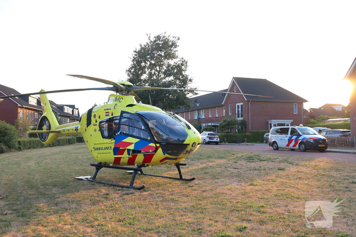 Traumahelikopter landt voor medische noodsituatie in woning