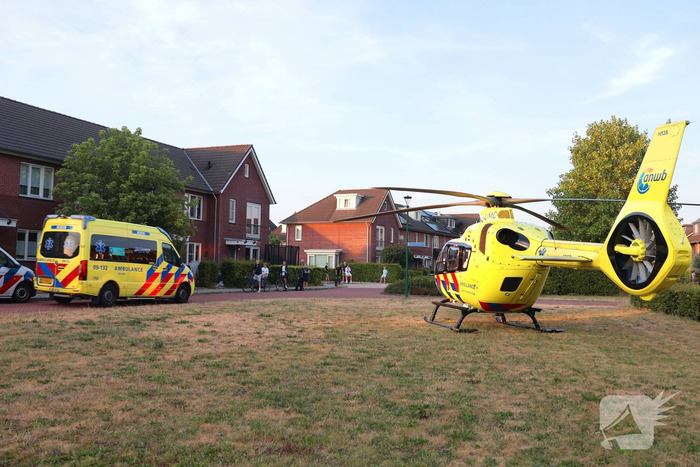 Traumahelikopter landt voor medische noodsituatie in woning