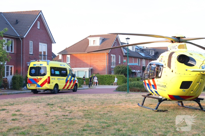 Traumahelikopter landt voor medische noodsituatie in woning