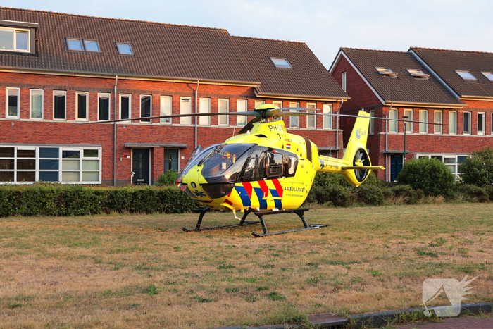 Traumahelikopter landt voor medische noodsituatie in woning