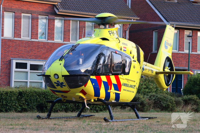 Traumahelikopter landt voor medische noodsituatie in woning
