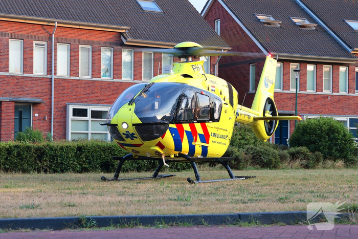 Traumahelikopter landt voor medische noodsituatie in woning