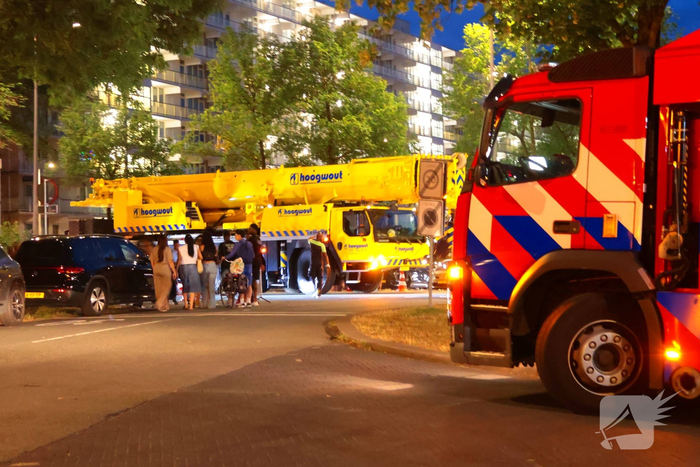 Brandweervoertuig zakt weg in berm