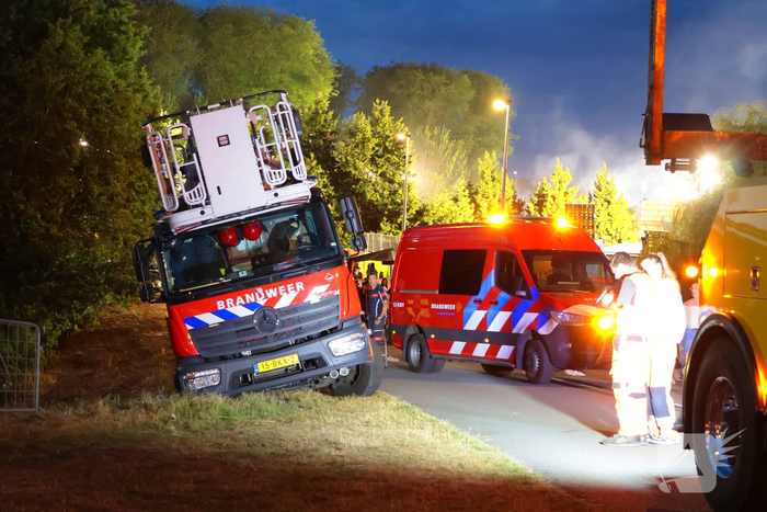 Brandweervoertuig zakt weg in berm