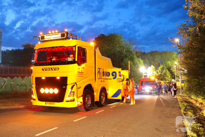 Brandweervoertuig zakt weg in berm