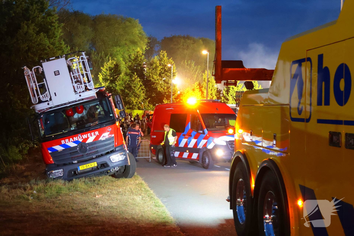 Brandweervoertuig zakt weg in berm