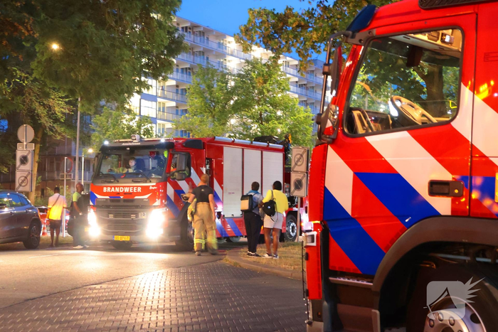 Brandweervoertuig zakt weg in berm