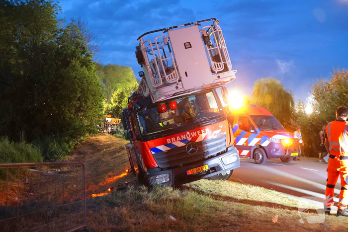 Brandweervoertuig zakt weg in berm