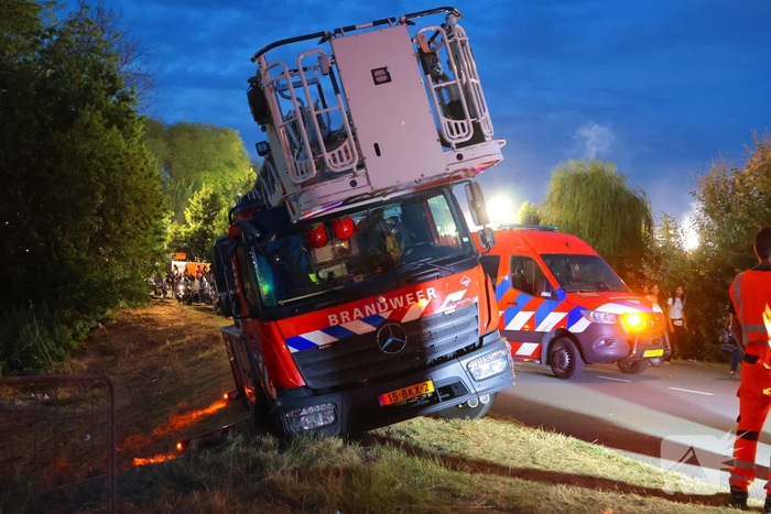 Brandweervoertuig zakt weg in berm