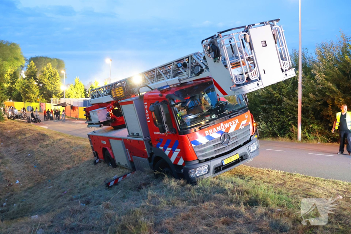 Brandweervoertuig zakt weg in berm