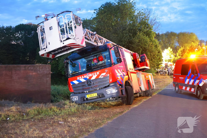 Brandweervoertuig zakt weg in berm