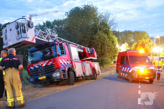 Brandweervoertuig zakt weg in berm