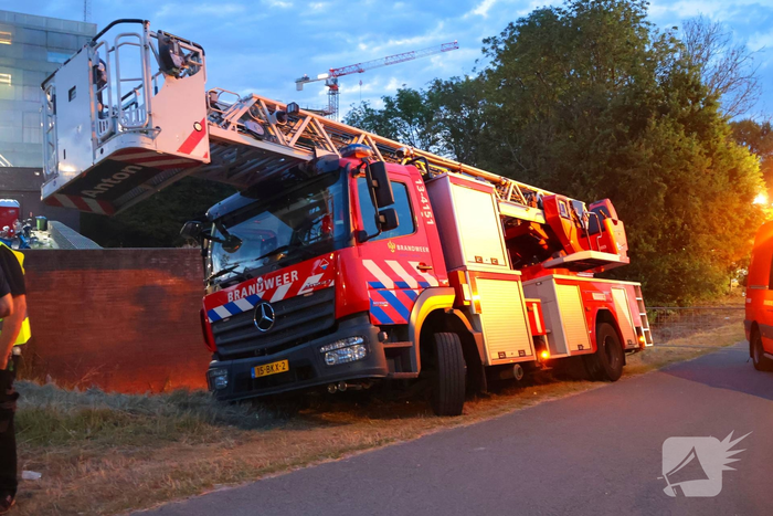 Brandweervoertuig zakt weg in berm