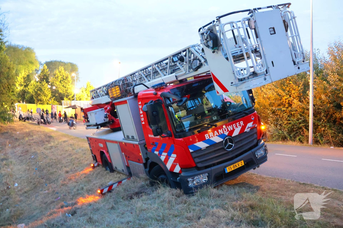 Brandweervoertuig zakt weg in berm