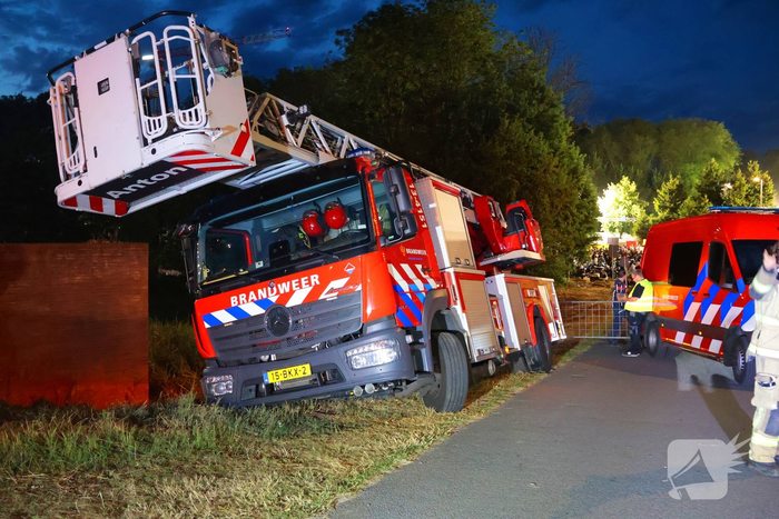Brandweervoertuig zakt weg in berm