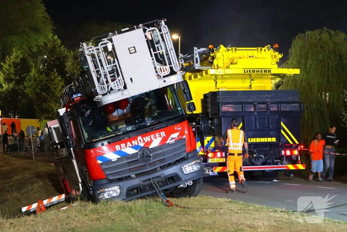 Brandweervoertuig zakt weg in berm
