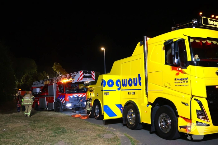 Brandweervoertuig zakt weg in berm