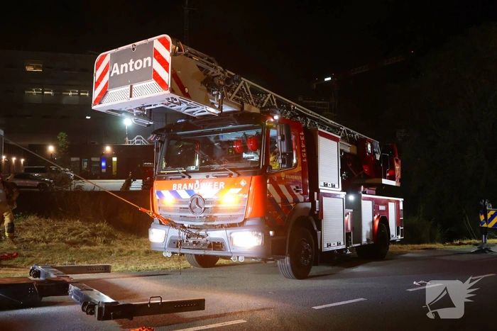 Brandweervoertuig zakt weg in berm