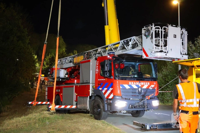 Brandweervoertuig zakt weg in berm