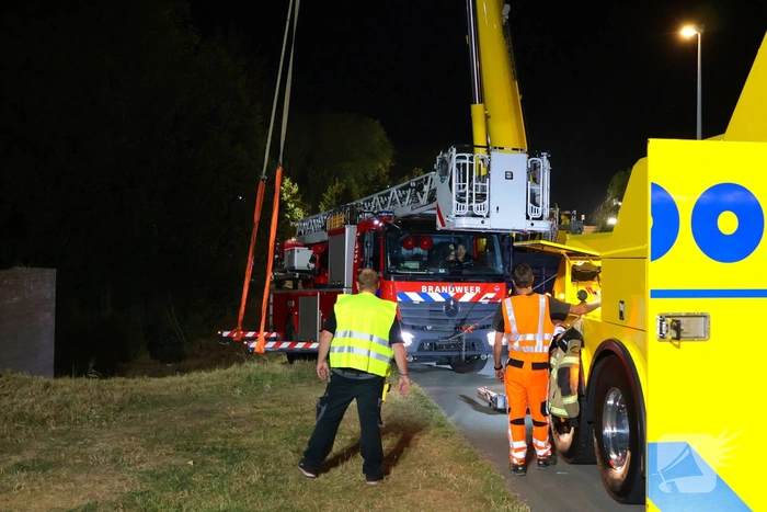 Brandweervoertuig zakt weg in berm