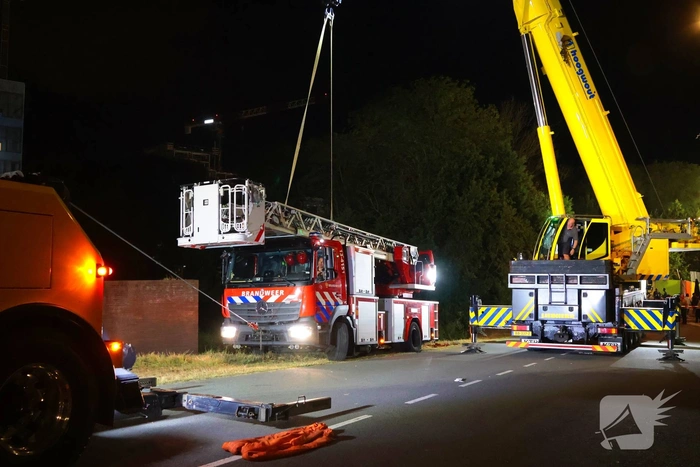 Brandweervoertuig zakt weg in berm