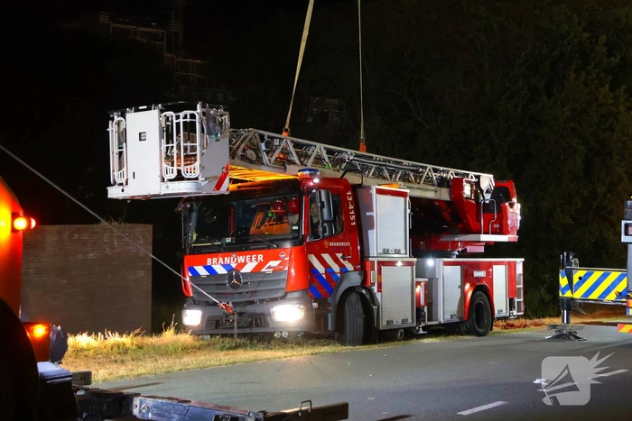 Brandweervoertuig zakt weg in berm