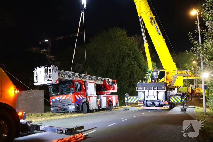 Brandweervoertuig zakt weg in berm