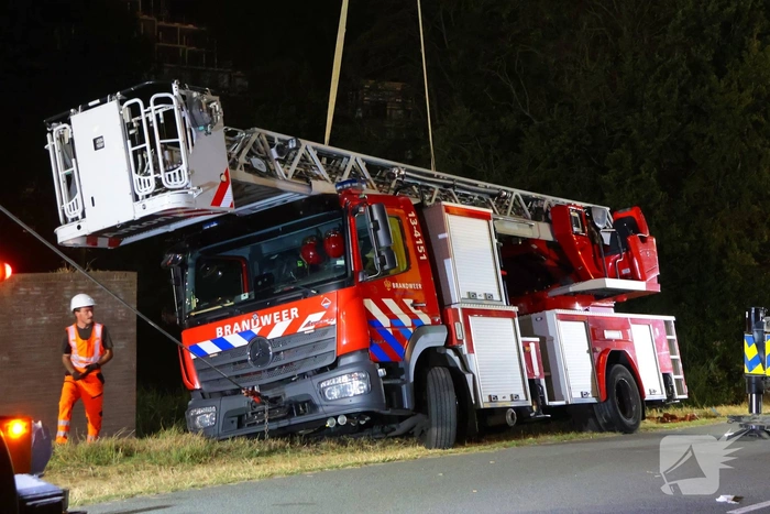 Brandweervoertuig zakt weg in berm