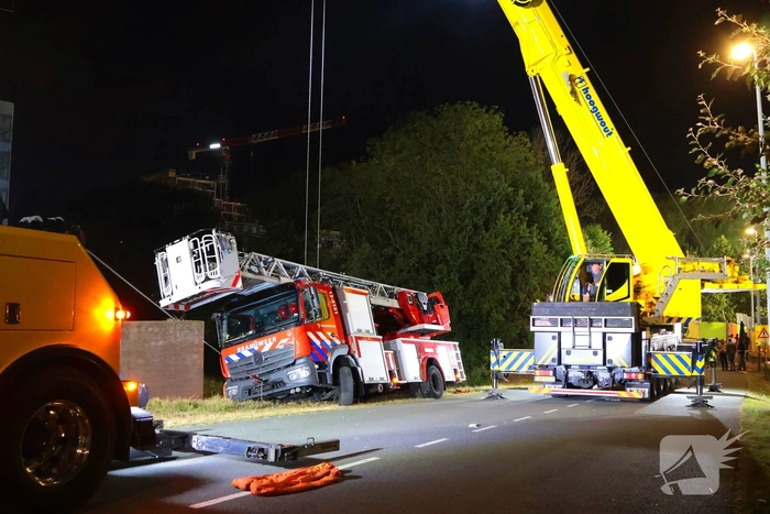 Brandweervoertuig zakt weg in berm