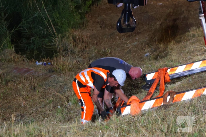 Brandweervoertuig zakt weg in berm