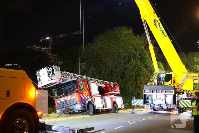 Brandweervoertuig zakt weg in berm