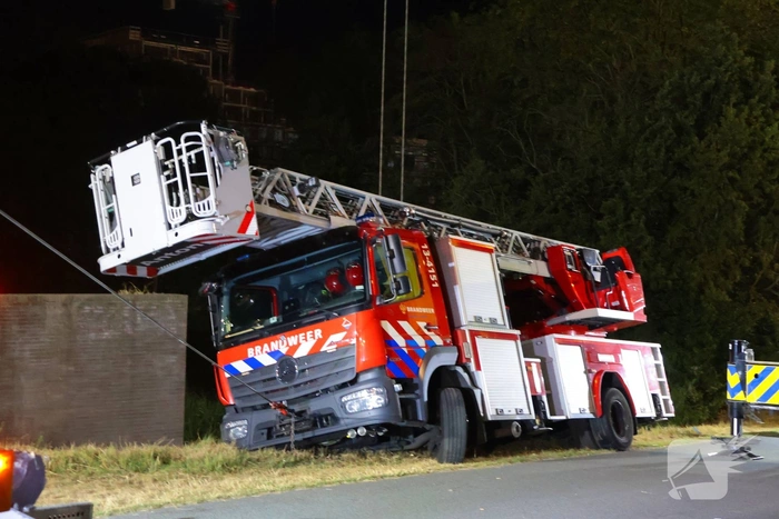 Brandweervoertuig zakt weg in berm