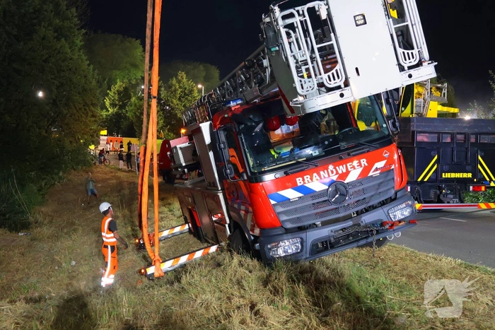 Brandweervoertuig zakt weg in berm