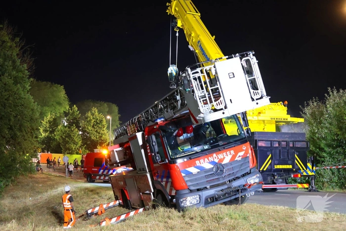Brandweervoertuig zakt weg in berm
