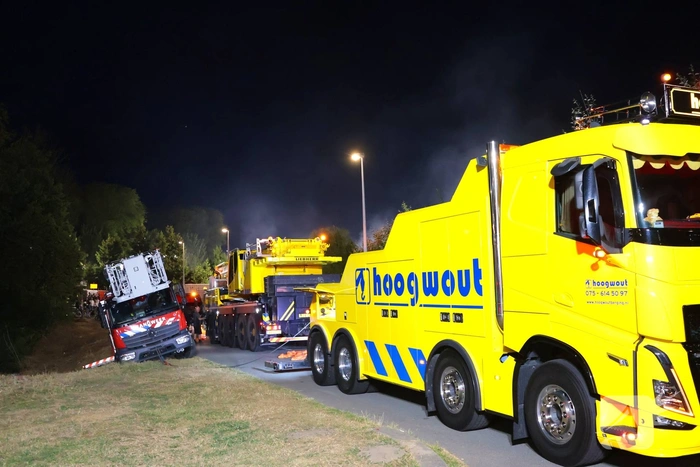 Brandweervoertuig zakt weg in berm
